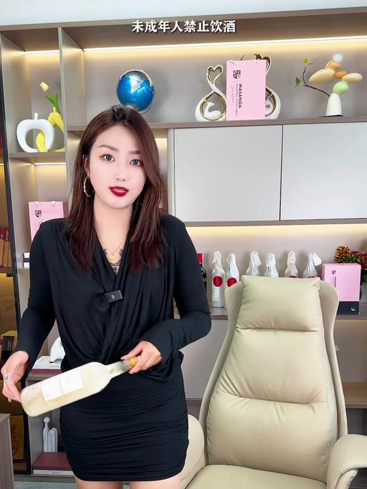 现在才是喝白葡萄酒最好的时候，酸酸甜甜清新爽口