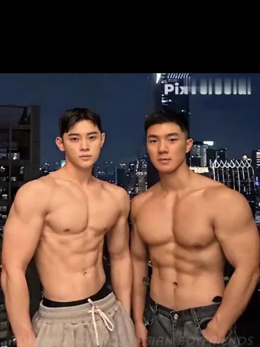 肌肉男神转身秀背影？右边C位身材引热议，你能打几分