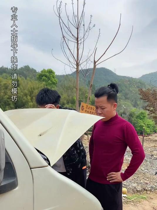 一辆被玩坏的面包车