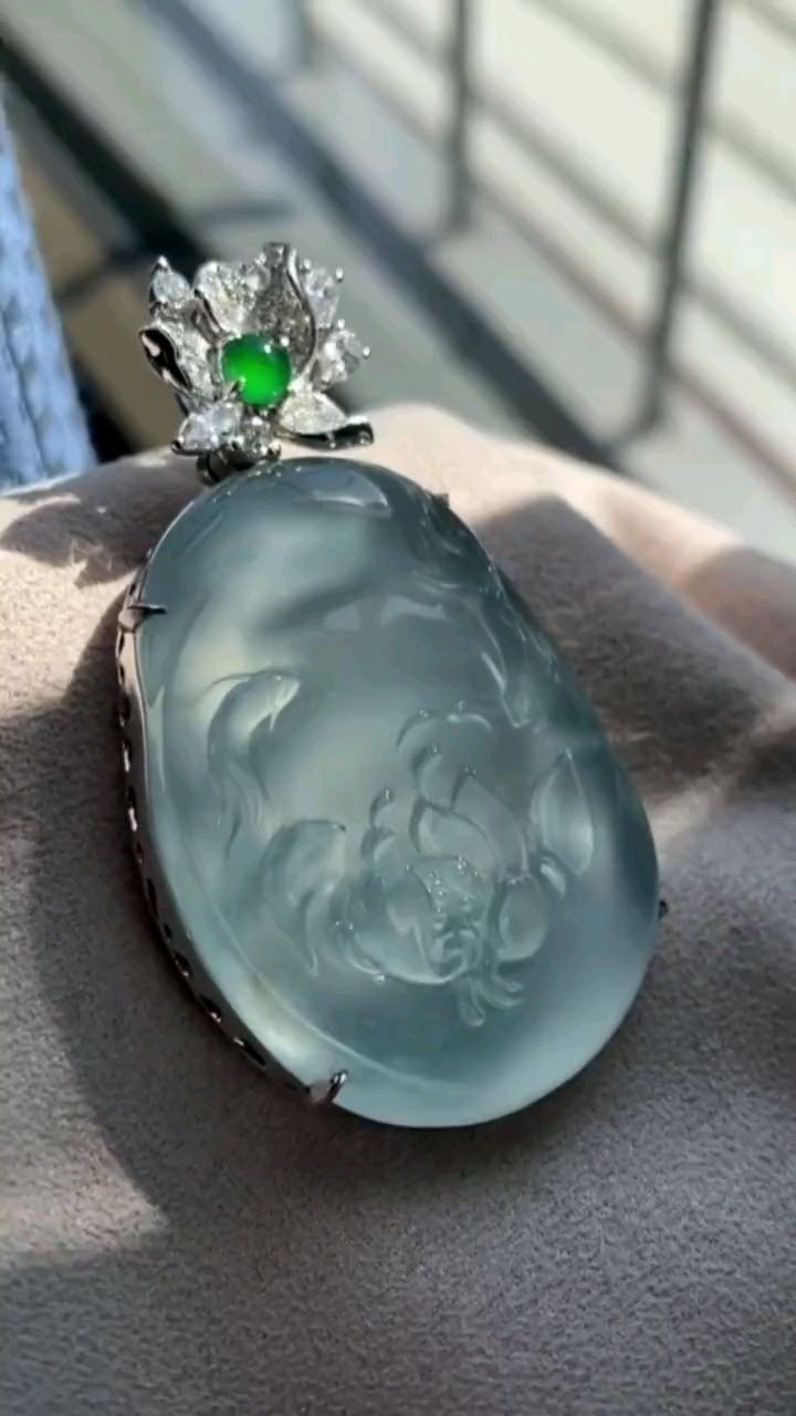 莲年有鱼,雕刻线条流畅灵气,鱼儿莲花灵动,像一汪清泉,起胶起光# 翡翠 # 雕刻