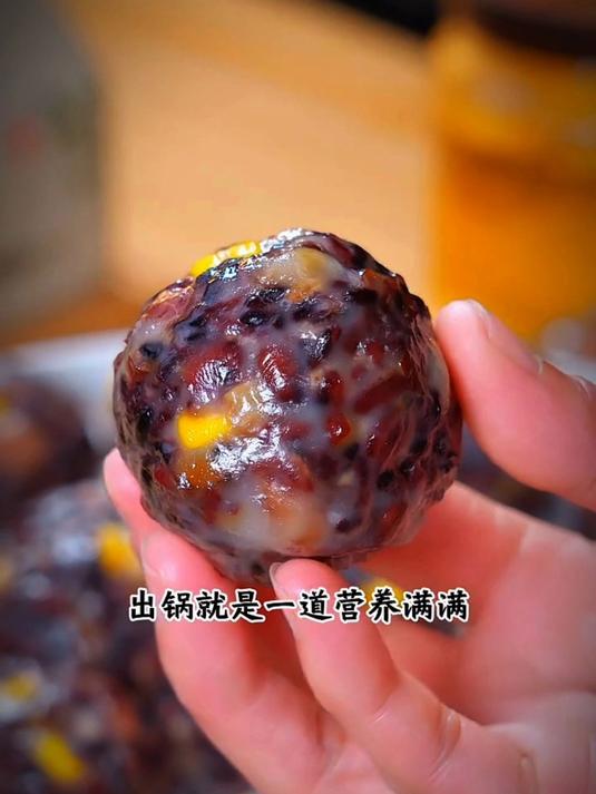 把几种杂粮蒸一蒸就可以做这种粘豆包