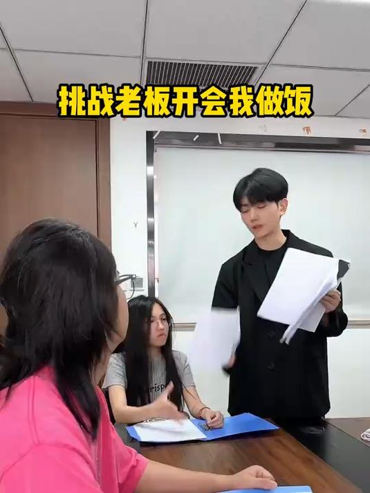 挑战老板开会我做饭,今天做辣条饭团!