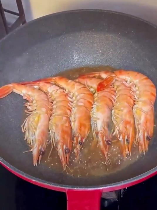 海捕现捞黑虎虾爆鲜名场面!肉质似龙虾,麻辣做法绝～