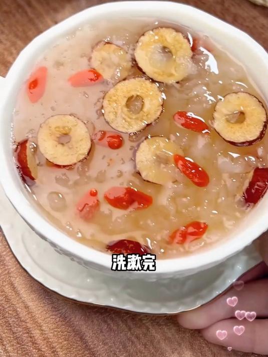 燕窝枸杞银耳羹,营养美味融合,便捷滋补,香甜软糯超赞!