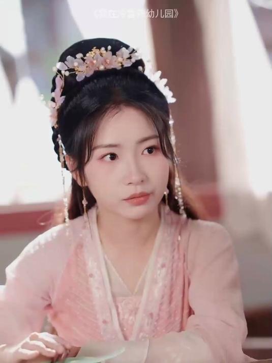 女人穿越古代,在冷宫开幼儿园三十年,用中式教育硬控皇子公主