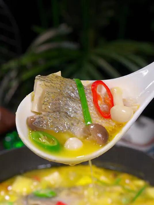 家里人吃饭没有胃口，可以试试这个酸爽开胃的酸汤鲈鱼，鲜香嫩滑