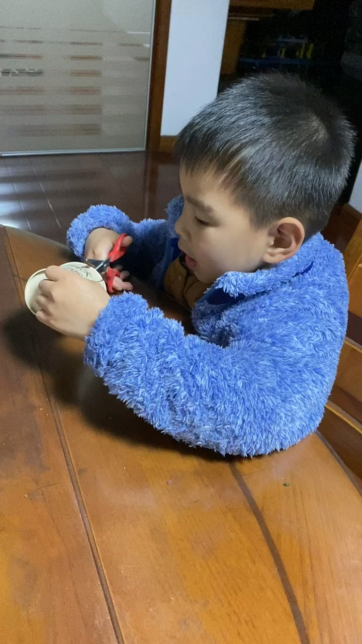 幼儿园小朋友自己动手制作简易的纸杯花