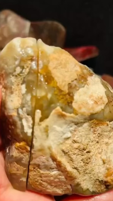 赌石——昌化田黄鸡血石