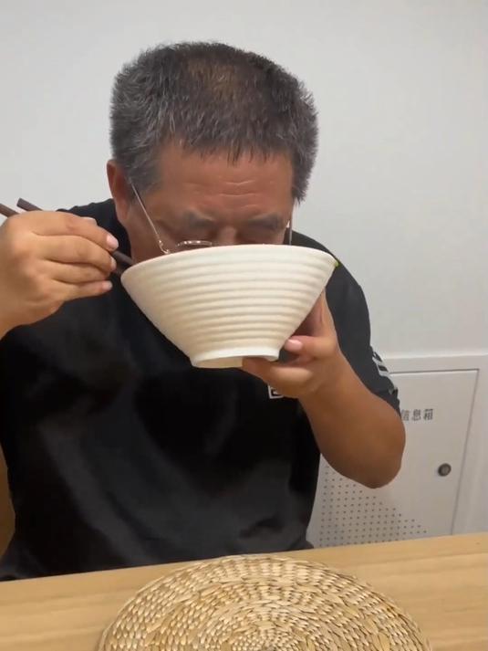 黄爸减肥面临严重挑战,最终还是没抗过莜面鱼鱼的诱惑