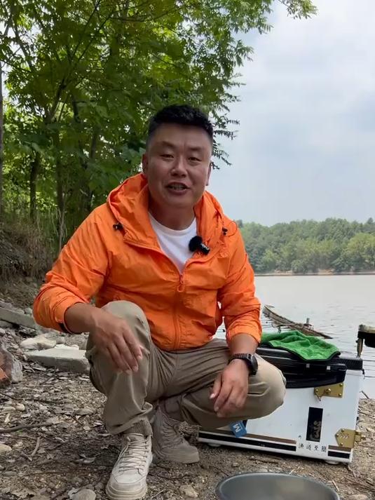 夏天钓鲤鱼,饵料配方公布。