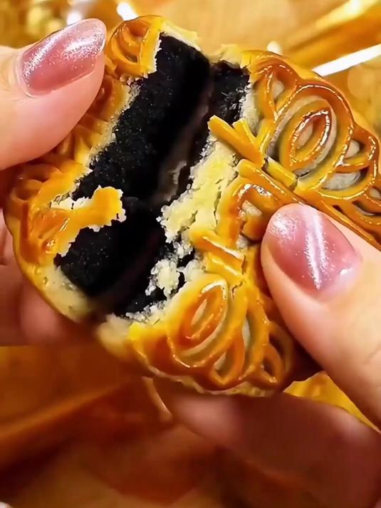 平常吃的黑豆沙月饼,豆香明显,吃着舒服