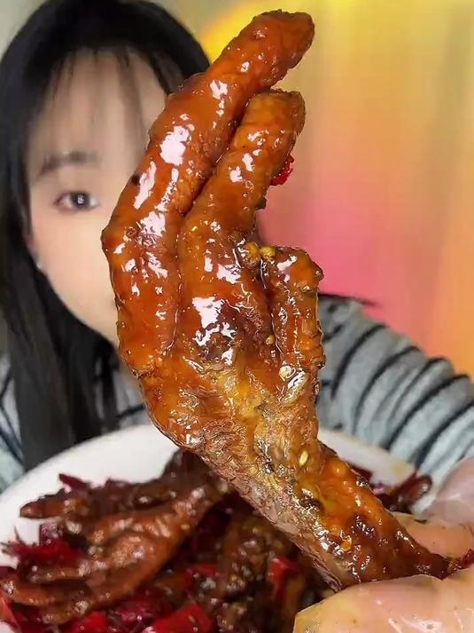 黑鸭辣卤鸡爪一桶量很大超级好吃追剧神器鸡爪爱好者_美食_鸡爪_美食分享