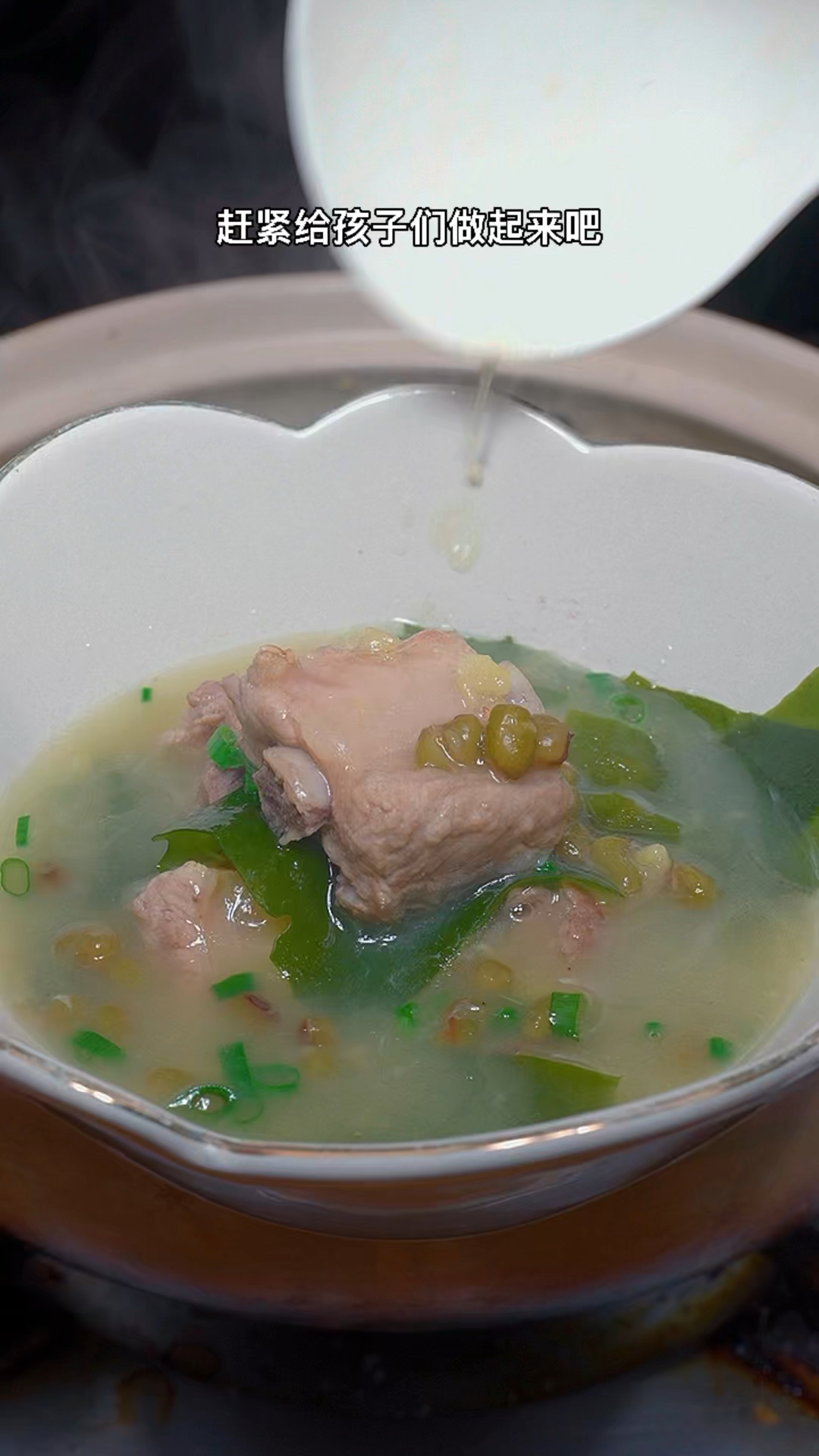 排骨汤这样做汤鲜味美。#排骨汤