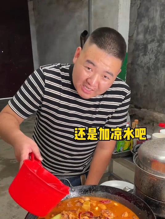 河南的大盘鸡,超级好吃,特别是自家的小柴鸡