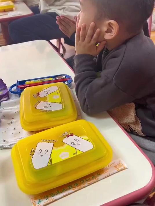 为了培养孩子感谢的心，日本幼儿园午餐前必须要说的一段 。 今天去试吃弟弟幼儿园的午餐，还挺
