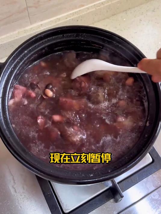 谁能想到?一碗黑豆猪尾汤,能把关节的酸感全缓了!