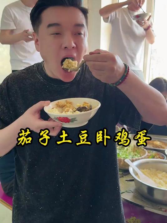 茄子炖土豆，酱卧鸡蛋，笨哥带大家感受东北农村日常生活，感受当地风土人情！