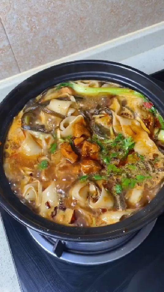 砂锅鸡丁烩面