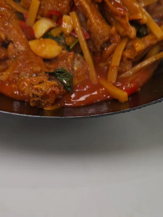 今天给大家分享一道我们广西柳州的特色江湖菜，酸笋紫苏炒鸭