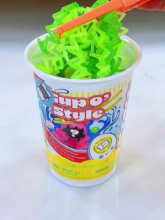 绿色的泡面!请问是香菜味的吗!?这有谁敢吃第一口啊!