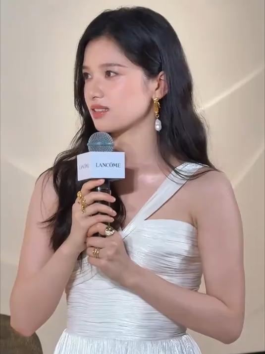 张婧仪像极了优雅高贵的白天鹅!张婧仪