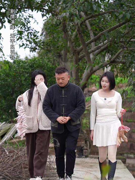 拿两位美女的猪蹄和鸡爪做一道“大手牵小手”