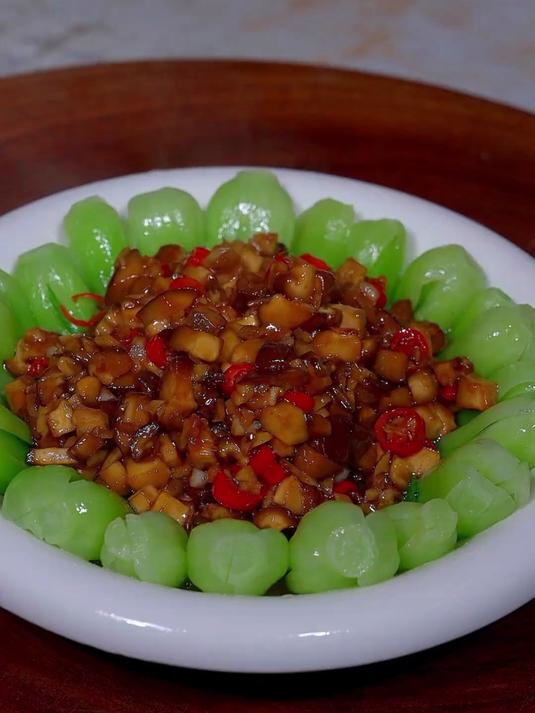 过年的餐桌上做上这个香菇油菜真的很好吃