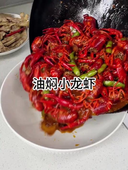 朋友聚会必不可少的油焖小龙虾,味道不输于外面夜宵店