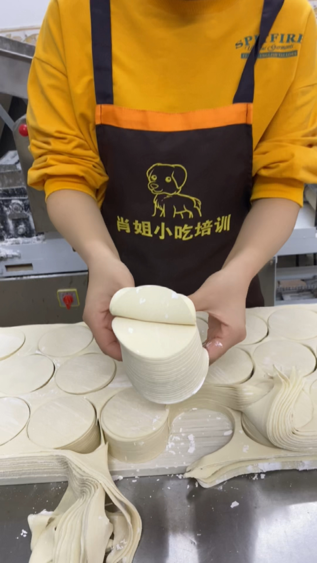 商业版饺子皮做法,我只教真技术。小型压面机也可以做出一样的品质哦