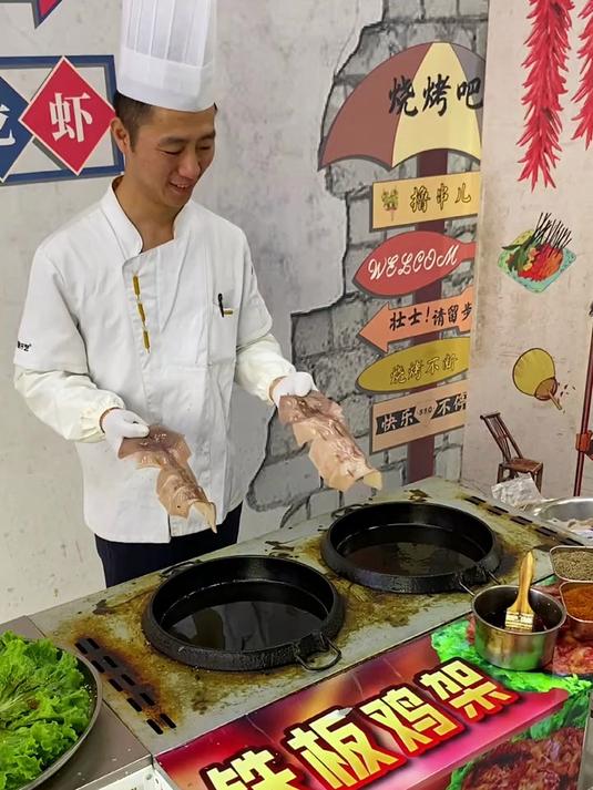铁板鸡架,炭火烤制,酱香浓郁,外焦内嫩,满足对美味的所有期待
