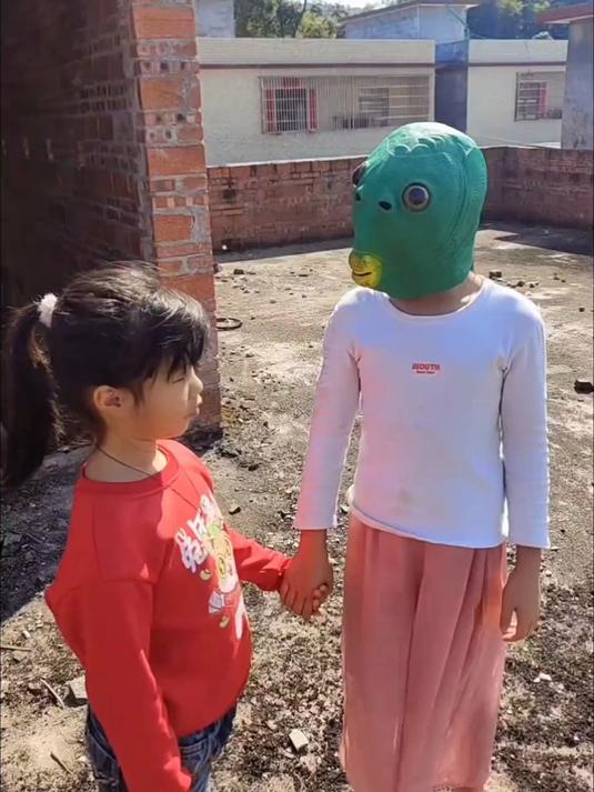 鱼头怪变成姐姐朋友的样子