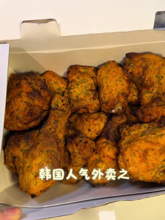 韩国goobne炸鸡配首尔最好吃的外卖辣番茄奶油炖鸡