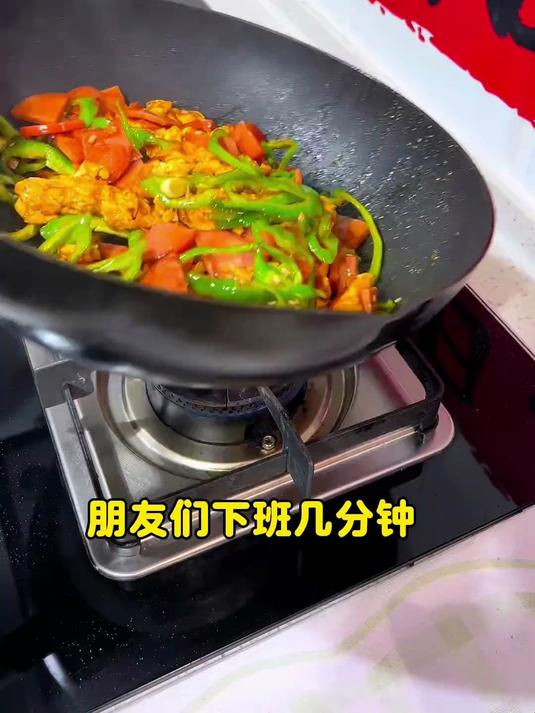 简单好吃的家常下饭菜青椒火腿炒蛋，只需要几分钟就能搞定