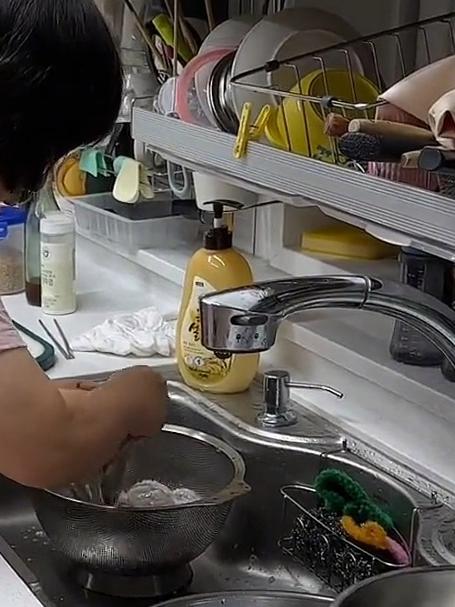 今天去市场买了一些章鱼 婆婆给我们做了辣炒章鱼 章鱼火锅