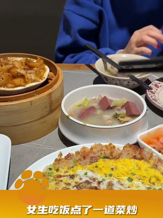 女生吃饭点了一道菜炒,感觉连芥兰和菜心都分不清了