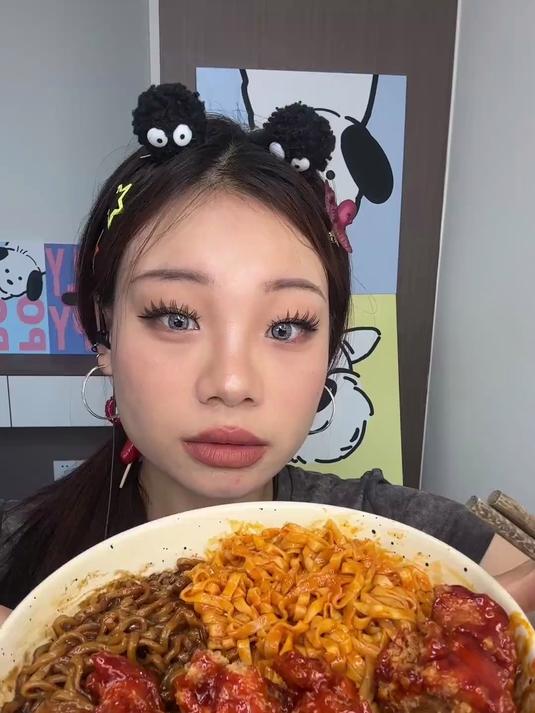 火鸡面＋炸酱面双拼｜炸鸡脆骨啃的干干净净