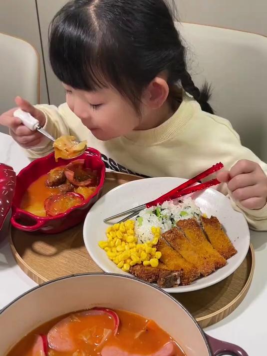 幼儿园小朋友的晚餐:牛肋条罗宋汤 炸猪排