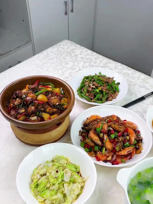 开饭开饭喽今天做了又麻又辣的尖椒排骨好吃到停不下来的干锅虾快来开整开整#下饭菜#尖椒排骨#