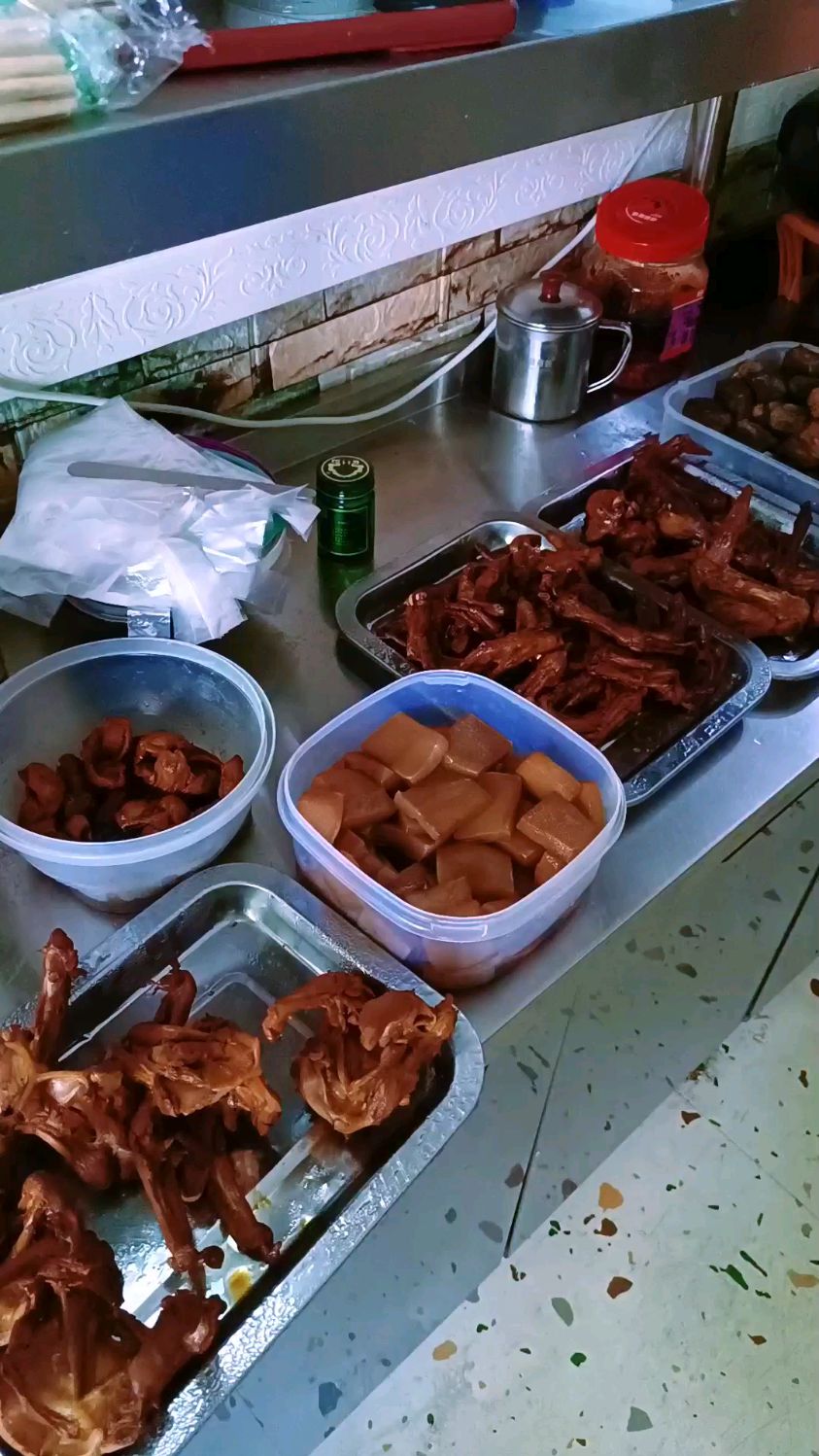 小吃|热卤鸭霸王