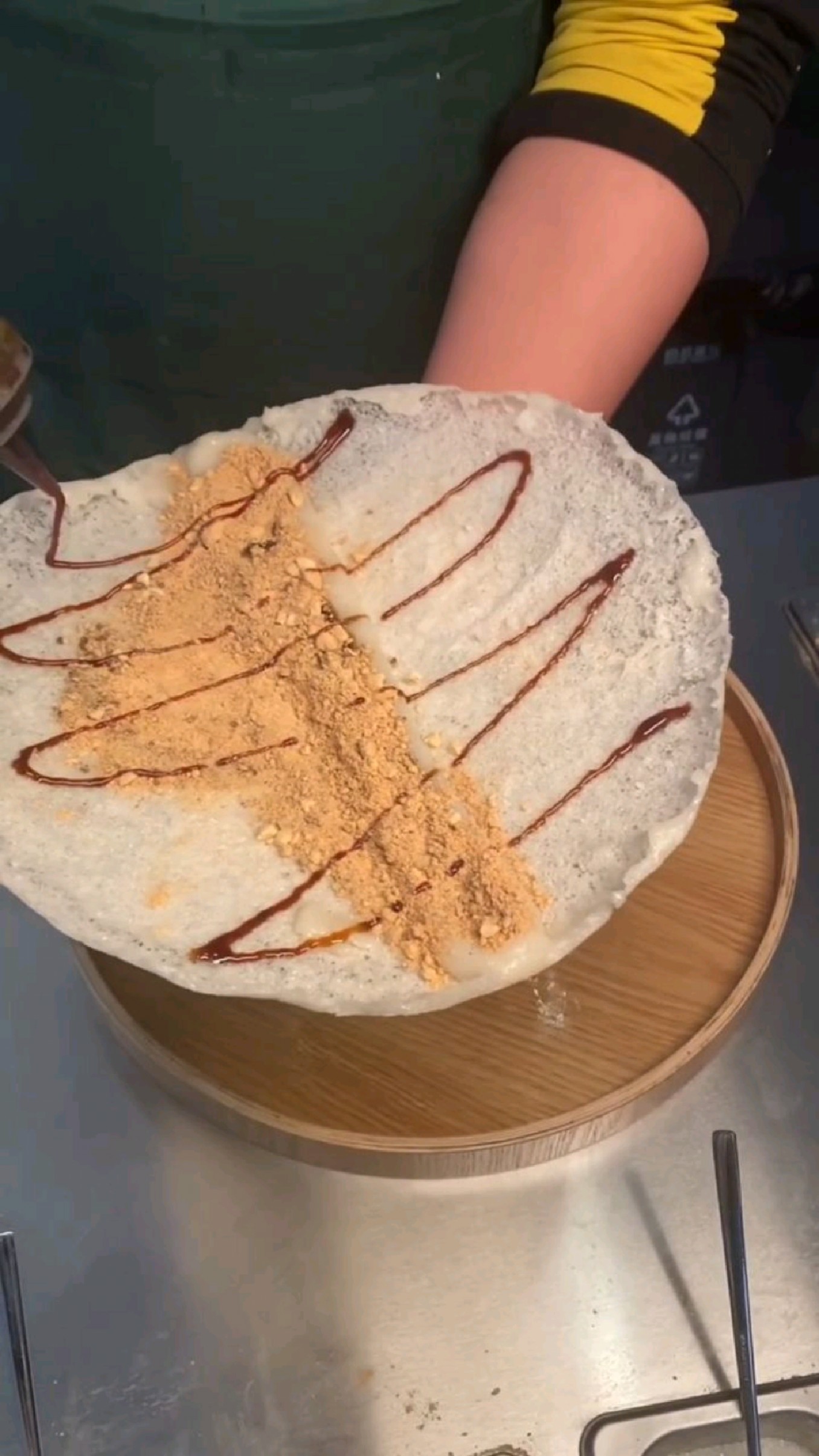 糍粑煎出一层锅巴,再包上软糯的糍粑,配上各种馅料儿真是绝了!