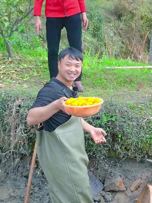 老奶奶养鱼两年多，放干鱼塘里面竟然还有？