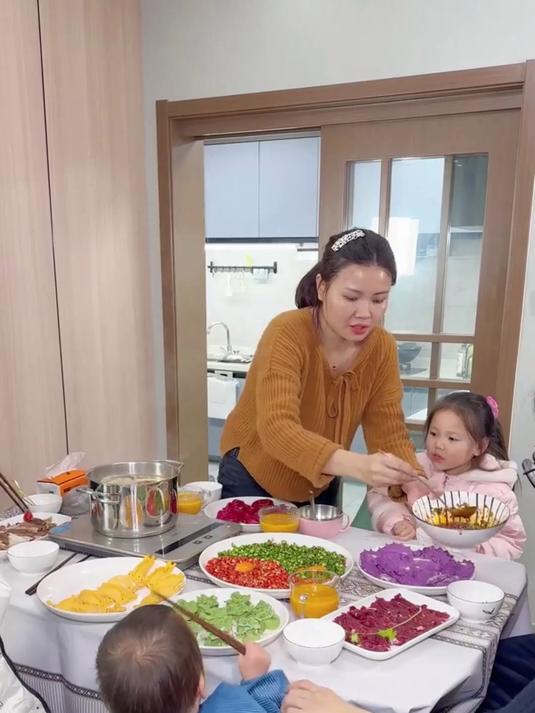 3小时花300不到,准备了3种馅5种颜色的饺子皮4种饺子的包法