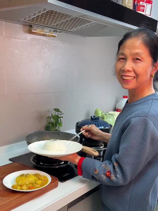 香喷喷的咖喱鸡腿配上米饭,孩子爱吃到连汤都不剩