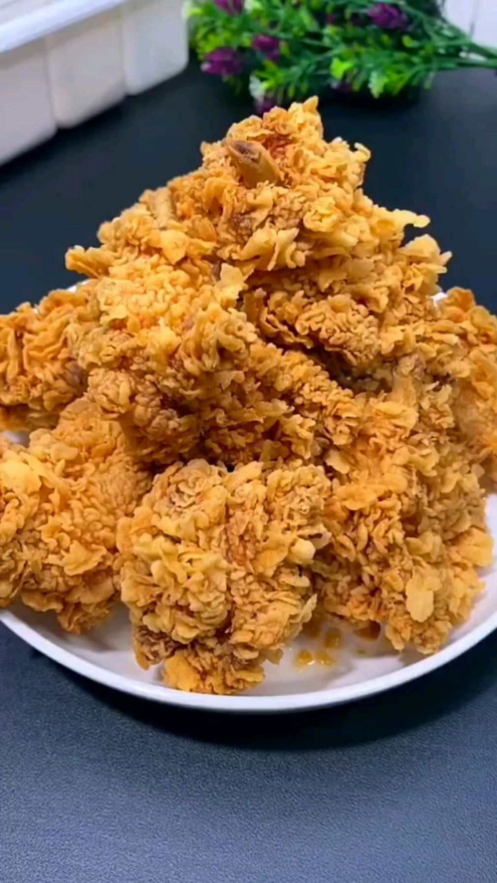 脆皮炸鸡的脆皮是怎么形成的?其实很简单,看完这个视频你也可以自己做