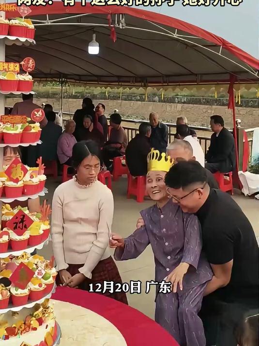 老人90大寿,孙子“公主抱”抱起老人给大家切蛋糕