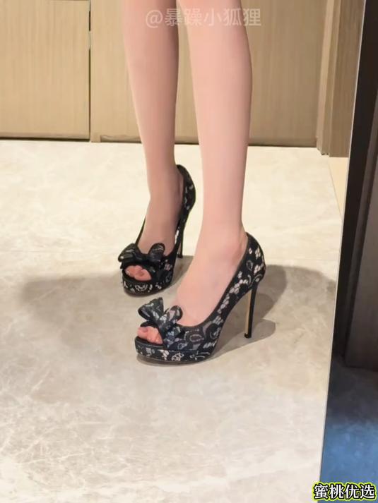 女人味十足的蕾丝鱼嘴款式高跟凉鞋