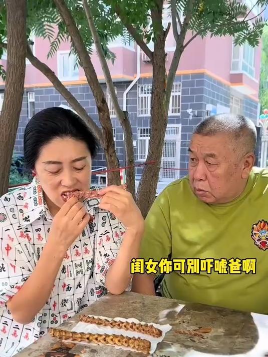 啃鸭脖啃出技术来了，哈哈