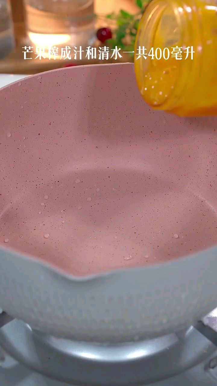 芒果榨成汁和清水一共400ml,一盒纯牛奶,一袋双皮奶粉做的双皮奶这么好吃!孩子都夸你