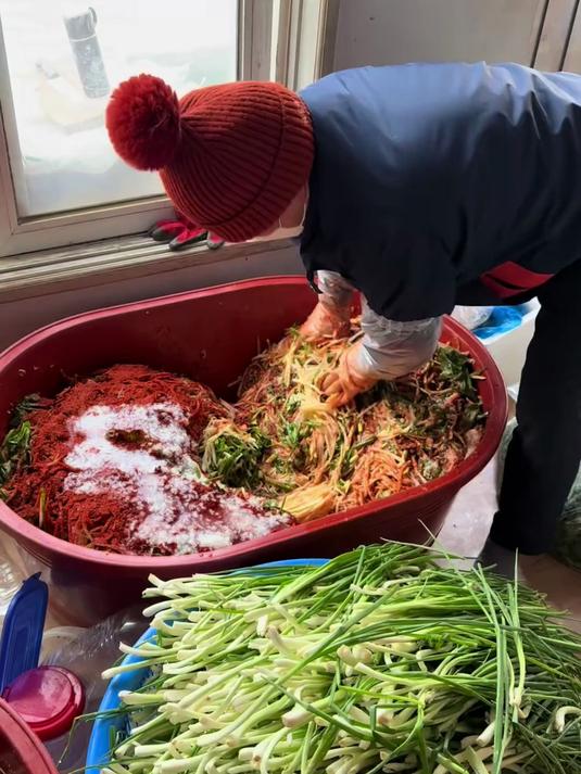 韩国农村开始腌辣白菜啦！年复一年，还那个熟悉的味道！