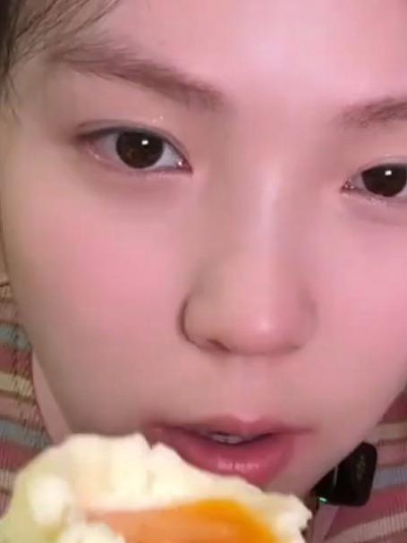 这个大馋丫头轻断食一天,吃了咖喱牛排溏心蛋饭配巨无霸汉堡